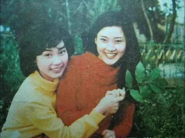 何赛飞年轻时倾国倾城：25岁嫁初恋，32年无绯闻