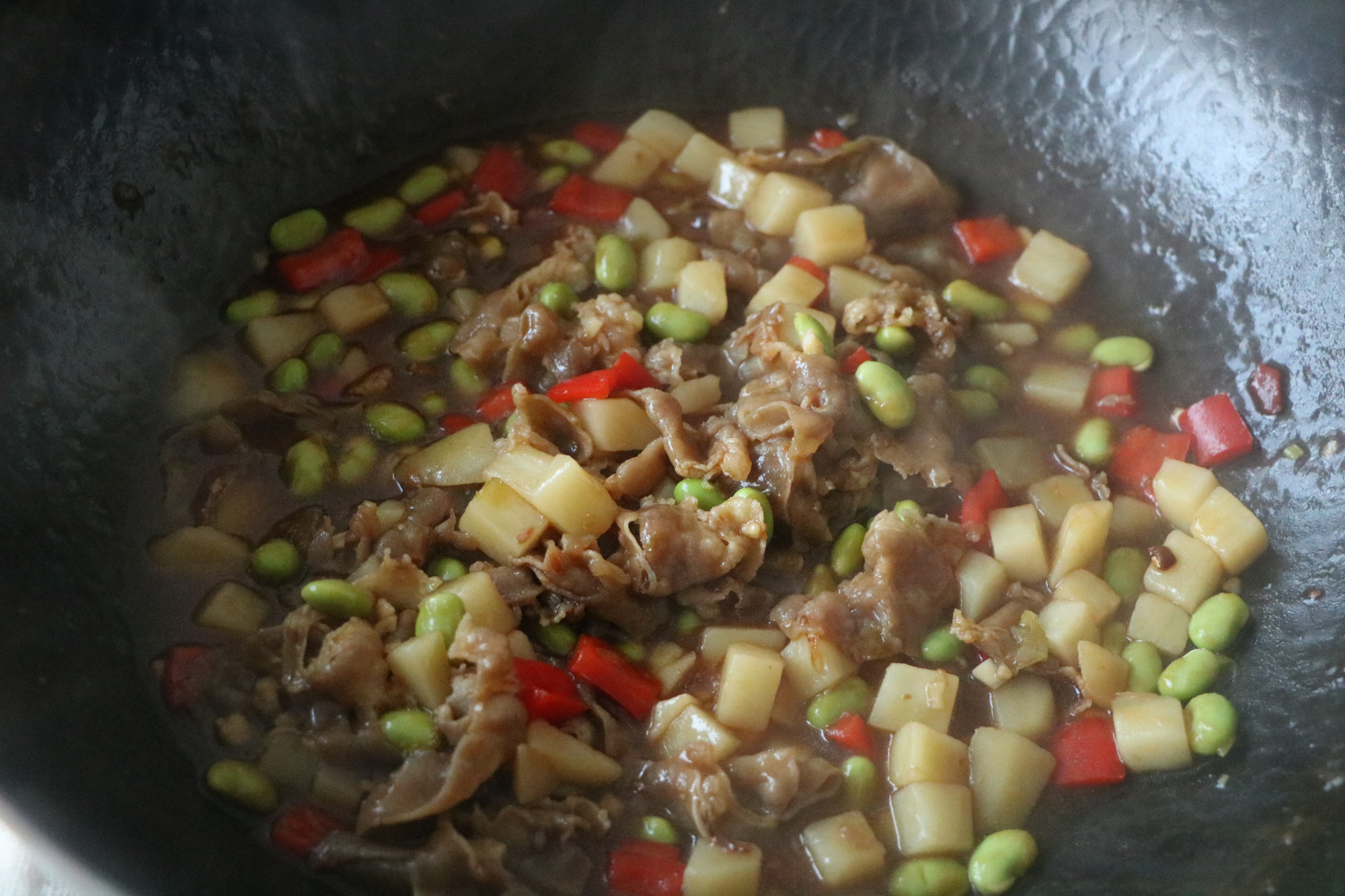 入冬必備的懶人飯，有肉有菜，省時省力，濃濃的湯汁拌米飯，太香