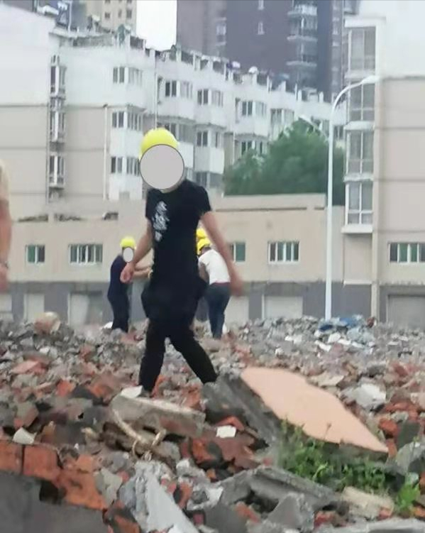 合肥七旬老人遇强拆，被4人摁地殴打，8根肋骨骨