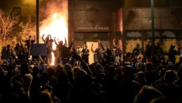 身在美國冒死發聲的記者，這個�神�一樣的中國人火了