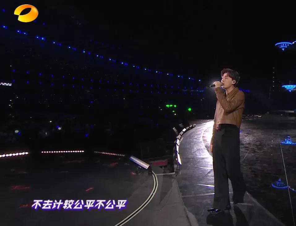 湖南跨年晚会暴露明星真实状态：谢霆锋素颜状态佳，万茜细纹明显