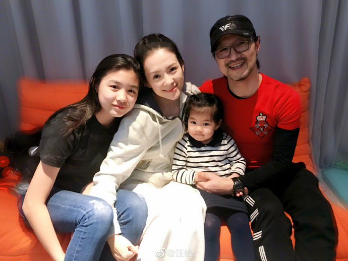 汪峰曬全家陪章子怡拍戲，在角落為醒醒搭遊戲房，母女扮醫生病人