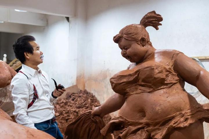 “肥女斗牛”泥稿放大，为西班牙而作