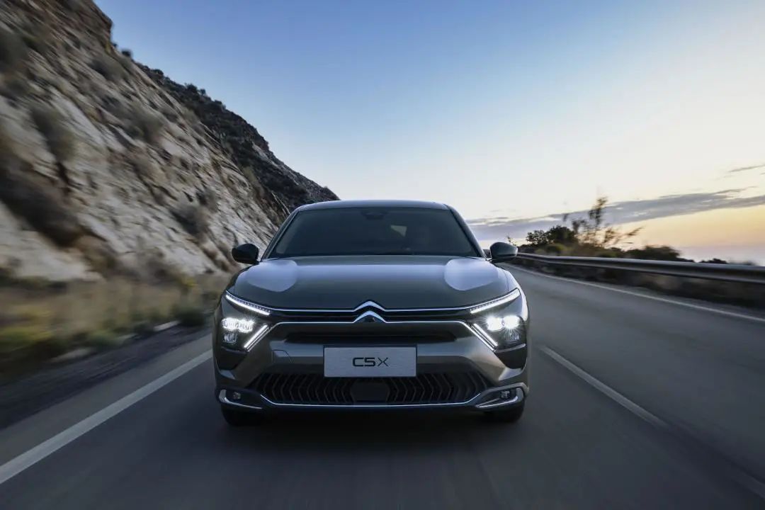 集多种车型优势于一身，雪铁龙凡尔赛C5 X总有你喜欢的点