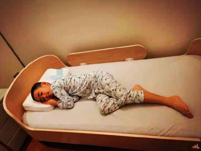 應采兒曬照感慨兒子長大，小小春睡姿花樣百出，小床快裝不下長腿