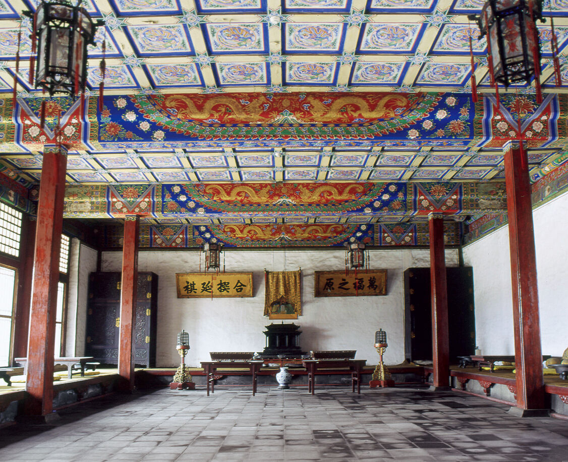 清朝很重视萨满教，沈阳故宫里皇帝寝宫清宁宫就是萨满祭祀神堂