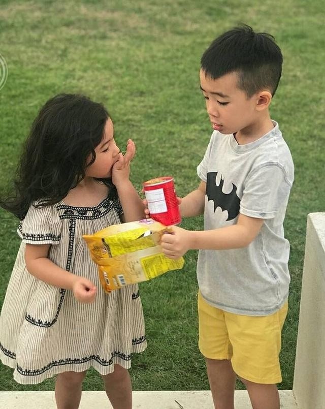 Jasper出席鄭希怡女兒生日會，手插兜有大哥範，男帥女美