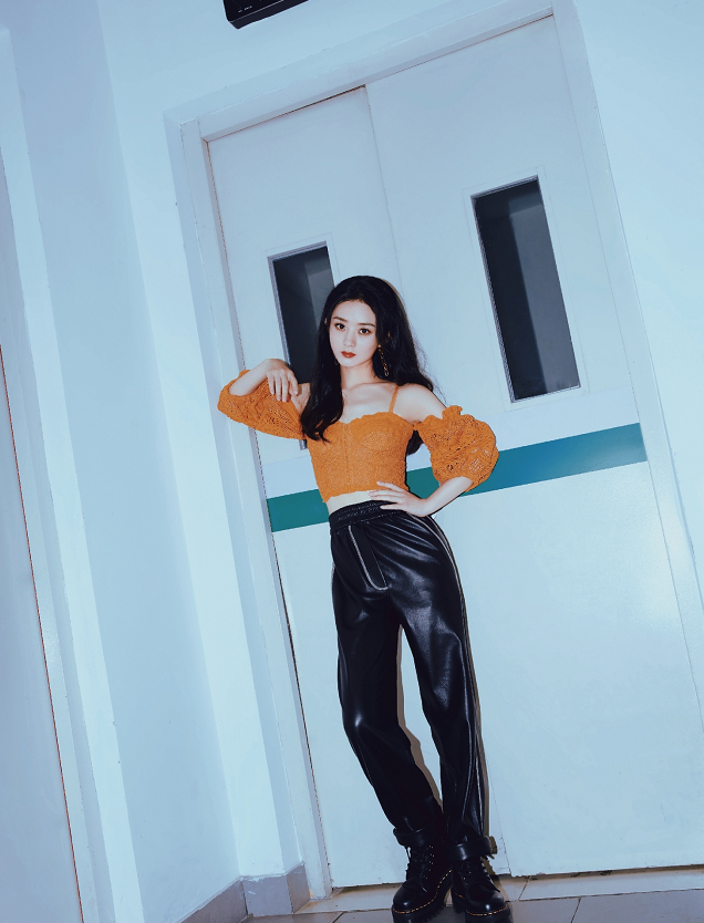 赵丽颖气质好乖巧，穿帅气的短皮裙，看起来还