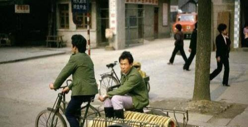 1983年中国珍贵历史老照片，矜持的男女关系，拉风的警察叔叔