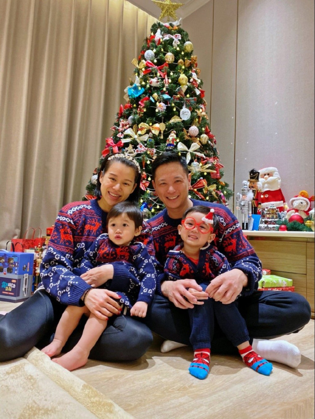 李乘德與兒子玩自拍，奕霆奕霖同框比萌，胡杏兒視角父子仨超有愛