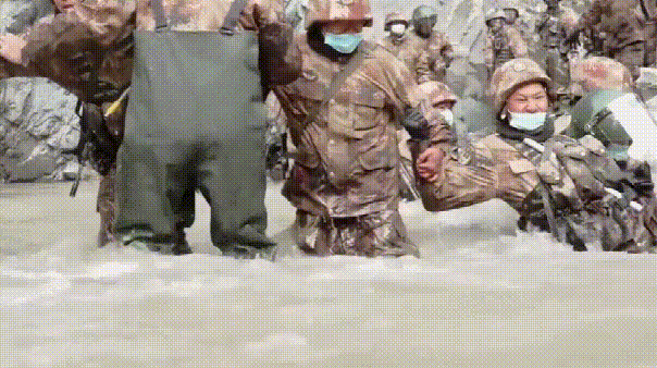 ���գ���ӡ�߾���ͻ�ֳ����»����ع⣬�߷��ٱ��ںӹȼ����б���ɢ