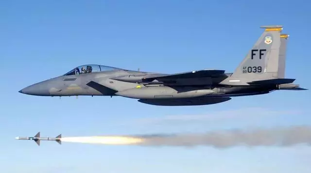 荷兰F-16战机被自己的炮弹击中，上演“我打我自己” | 趣闻-第8张图片-大千世界