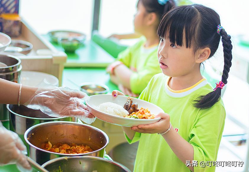 中小学“课后服务”9月实施，家长对此质疑声不断：孩子晚饭咋办