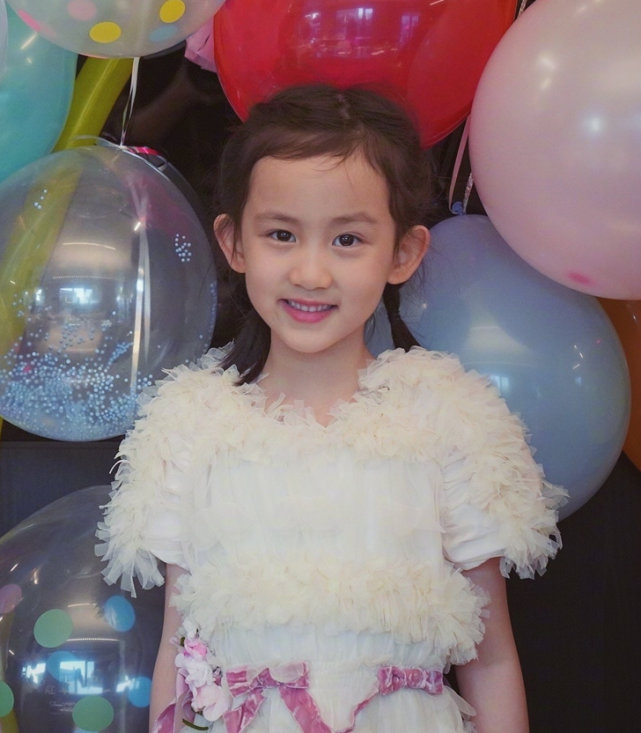 黃磊孫莉曬照為二女兒慶生，7歲多妹穿公主裙扎小辮，越來越漂亮