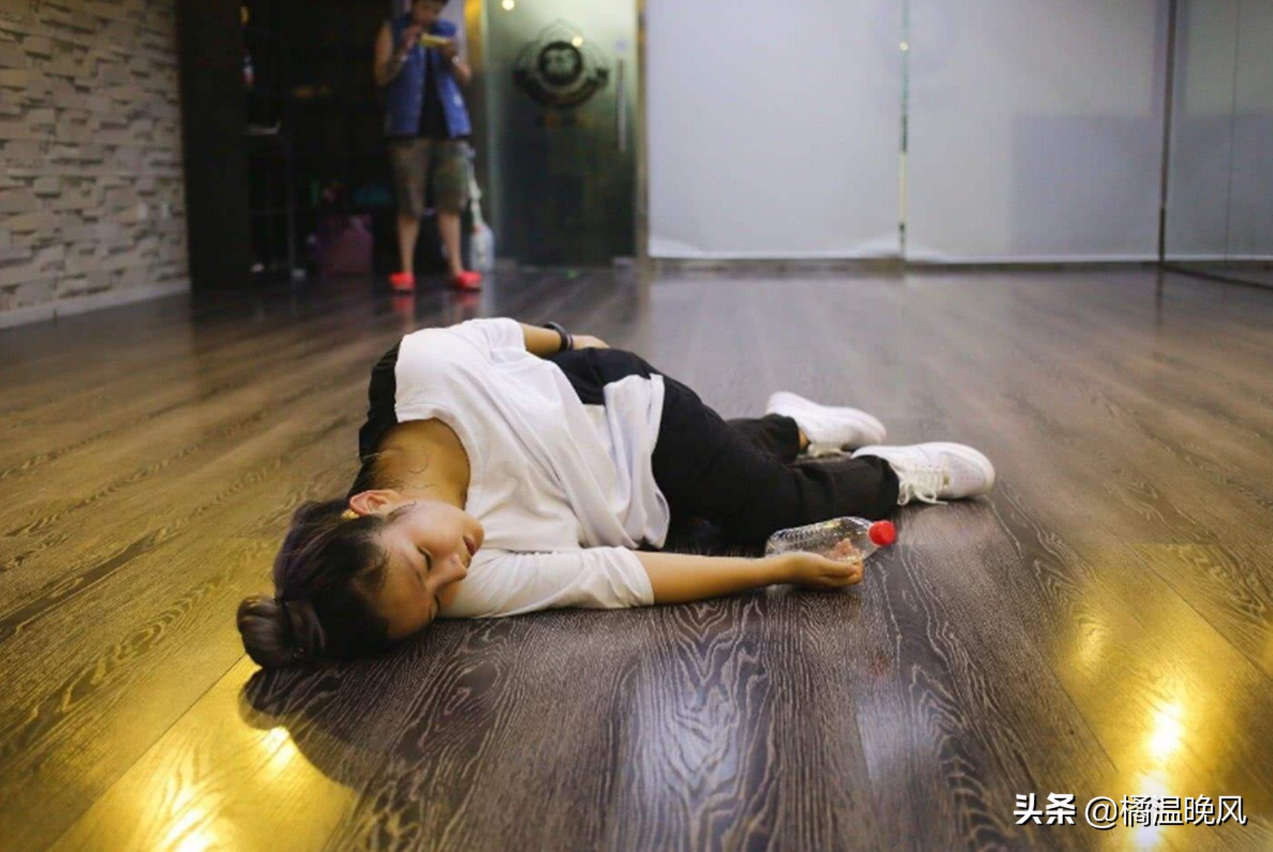 何洁是如何打烂一手好牌的？