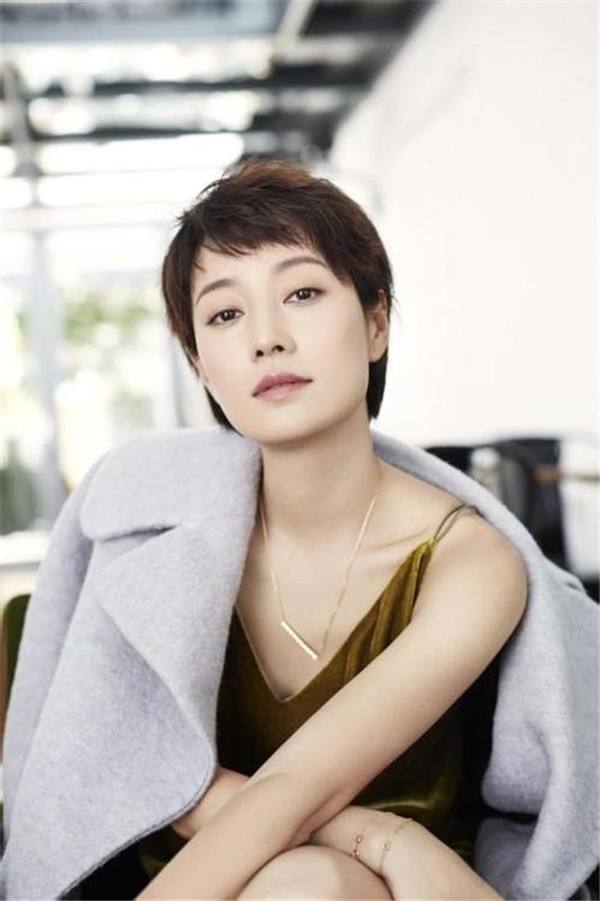 王家卫首部电视剧开拍！女主马伊琍室内抽烟被拍，搭戏胡歌交谈欢