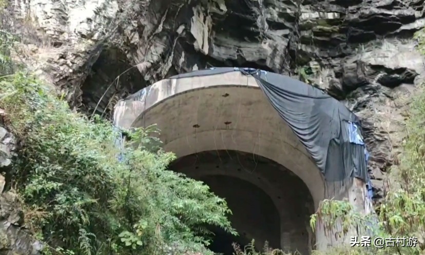 重庆深山的重炮兵工厂，山洞车间高三层楼，靶场还有炮弹炸的大洞