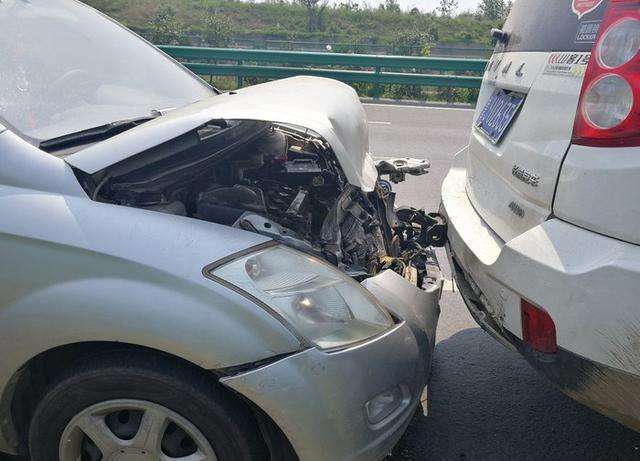 追尾前车有“流氓”钩，责任在谁？交警解释后