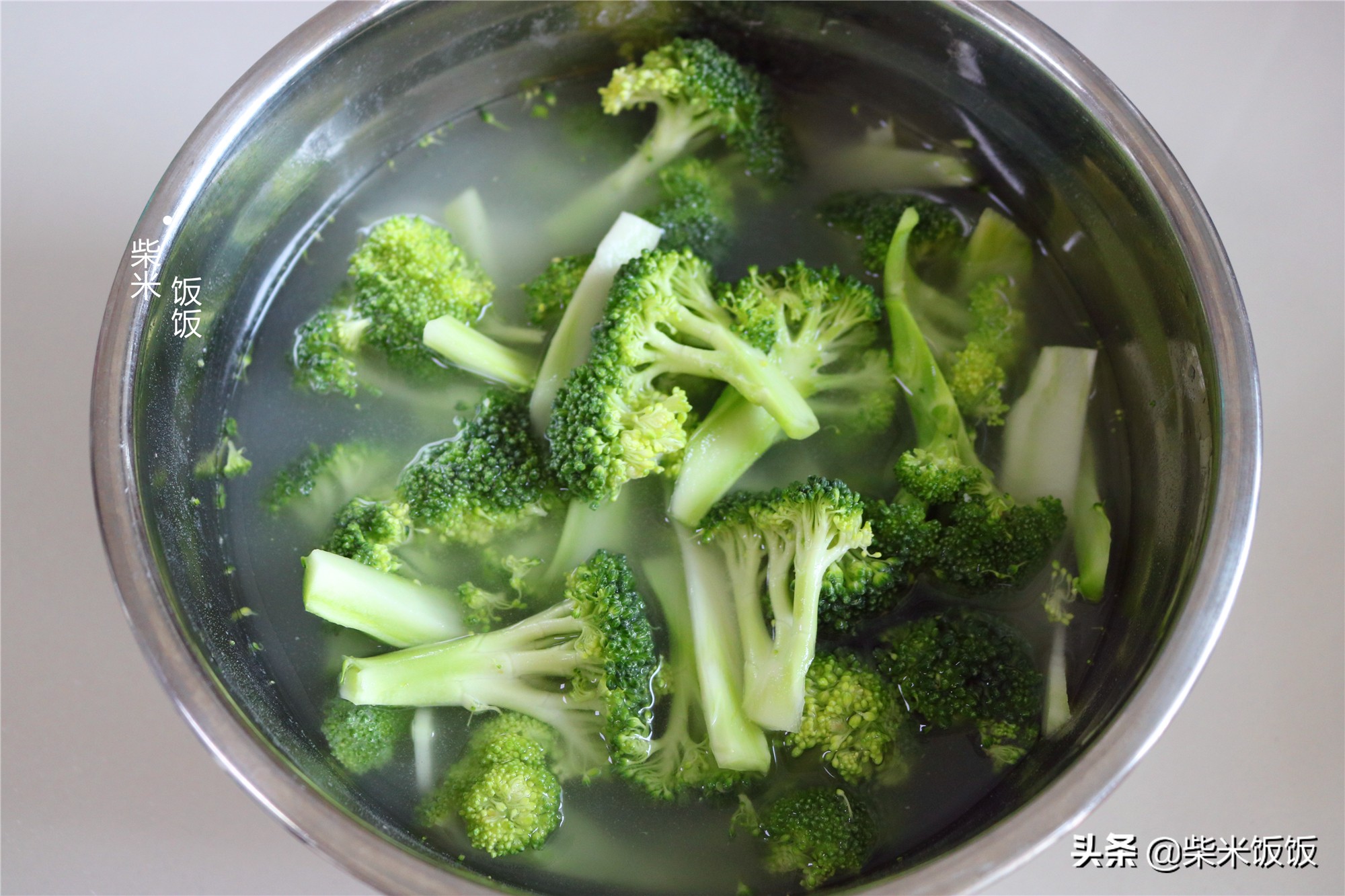 西兰花好不好吃？试试这做法，只用4种调味料，脆嫩爽口吃不够