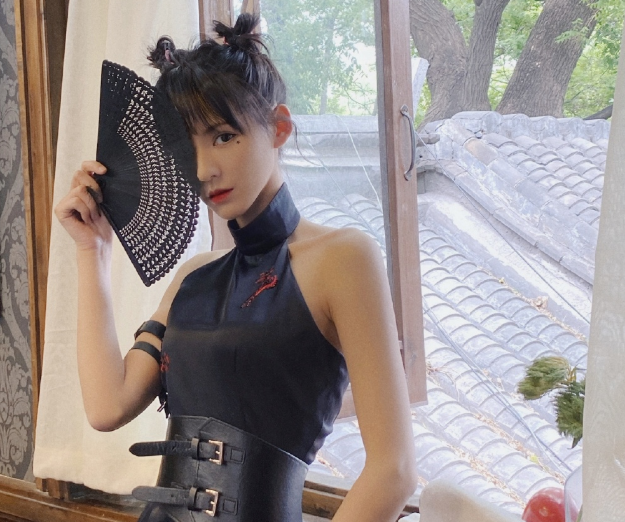 29岁张予曦近照被曝，“电棍腿”超抢镜，难怪被王思聪一眼看上