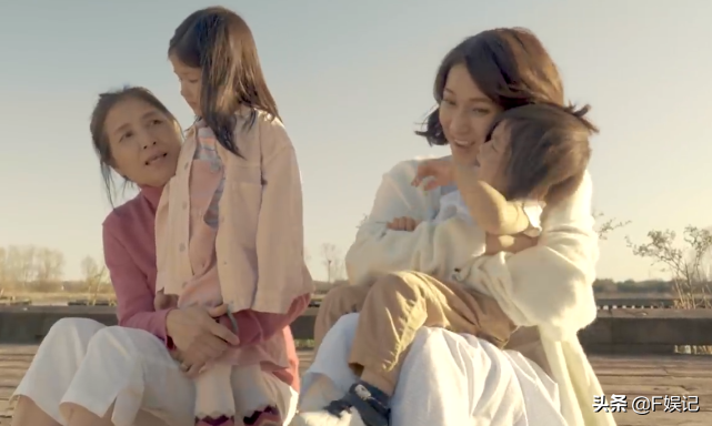 鍾嘉欣帶子女和媽媽同框出鏡賀母親節一家人牽手的背影合照很溫馨