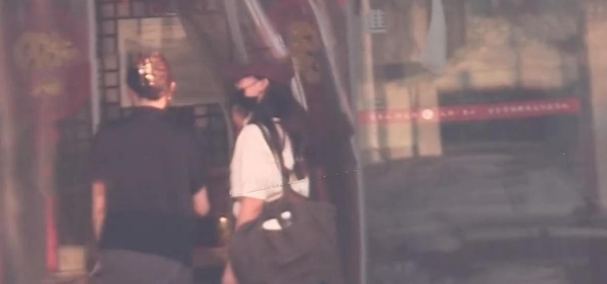 王鸥恋上德云社的何九华？相差四岁姐弟恋，男方女友名字当手机壳