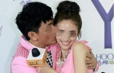 wenno:李亚鹏亲吻15岁女儿大腿惹争议:这样的父