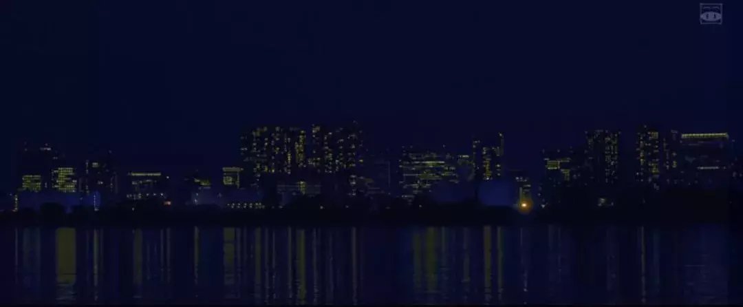 夜空总有最大密度的蓝色,它足够包容所有人最大程度的悲伤与艰难