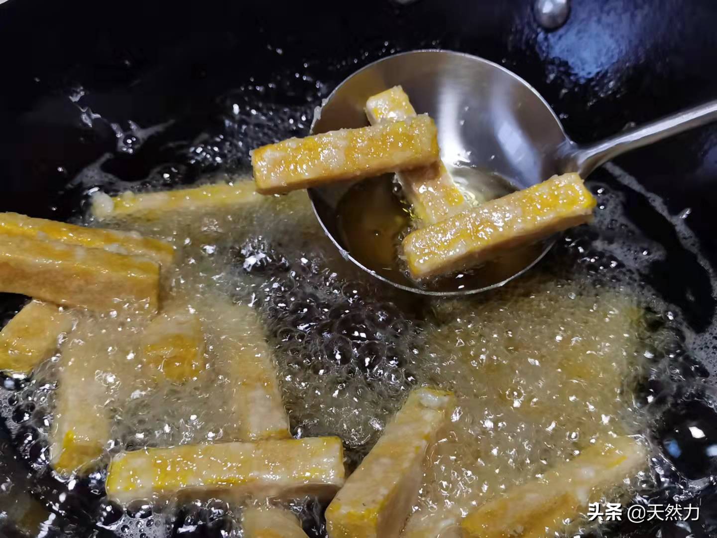 在家也能轻松做出广东名菜蛋黄焗南瓜，详细经验干货做法，收藏了
