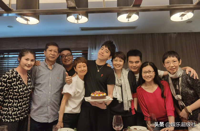 马伊琍新剧《在不安的世界》杀青，跟男主庆生，合照太亲密惹争议