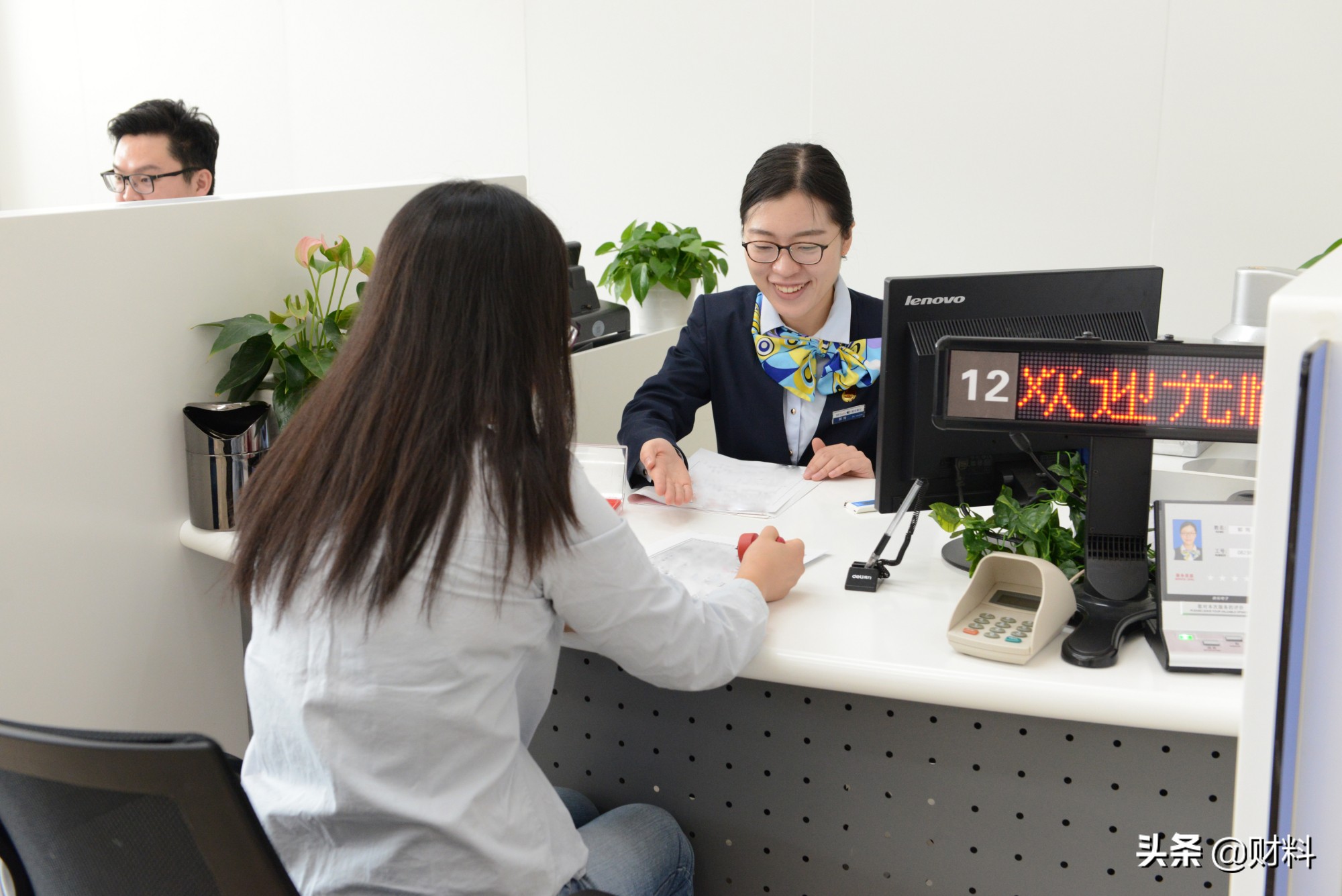 工资一发就“转移”？银行高管透露：银行受影响，但储户影响更大
