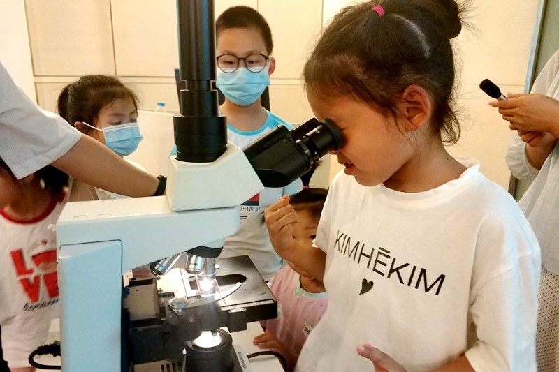 参观爸爸工作的地方，食品安全科普活动走进康师傅生产车间