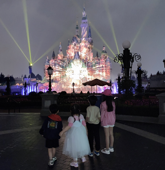 baby母子遊迪士尼，小海綿穿蜘蛛俠皮衣，發現被拍忙遮臉