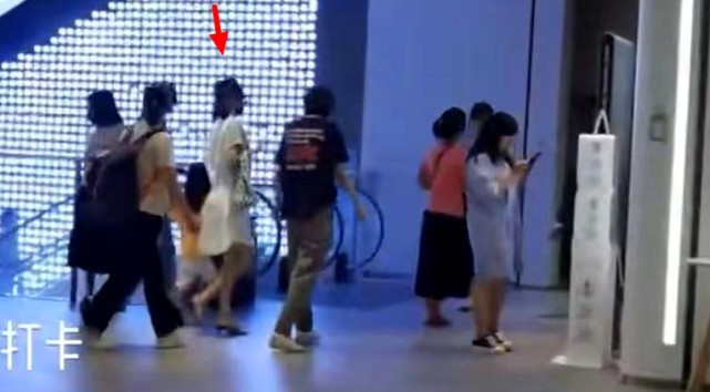 偶遇汪峰夫婦帶孩子用餐，章子怡跟小蘋果形影不離，母女關係親密