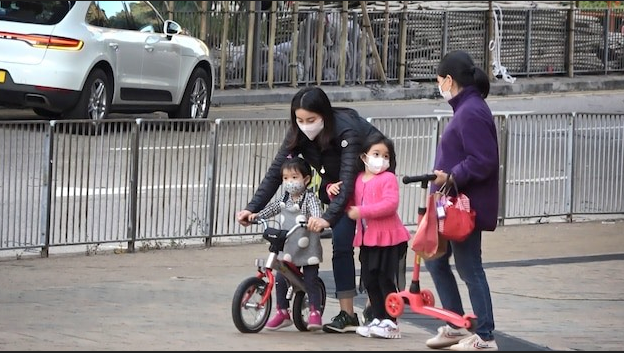 郭晶晶二女兒長大了，穿粉色波點裙做蛋糕，才3歲時尚力堪比奶奶