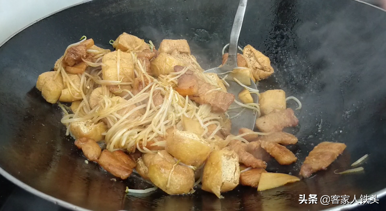 油豆腐和肉最過癮的吃法，不釀不蒸，大刀一切簡單做，噴香又下飯