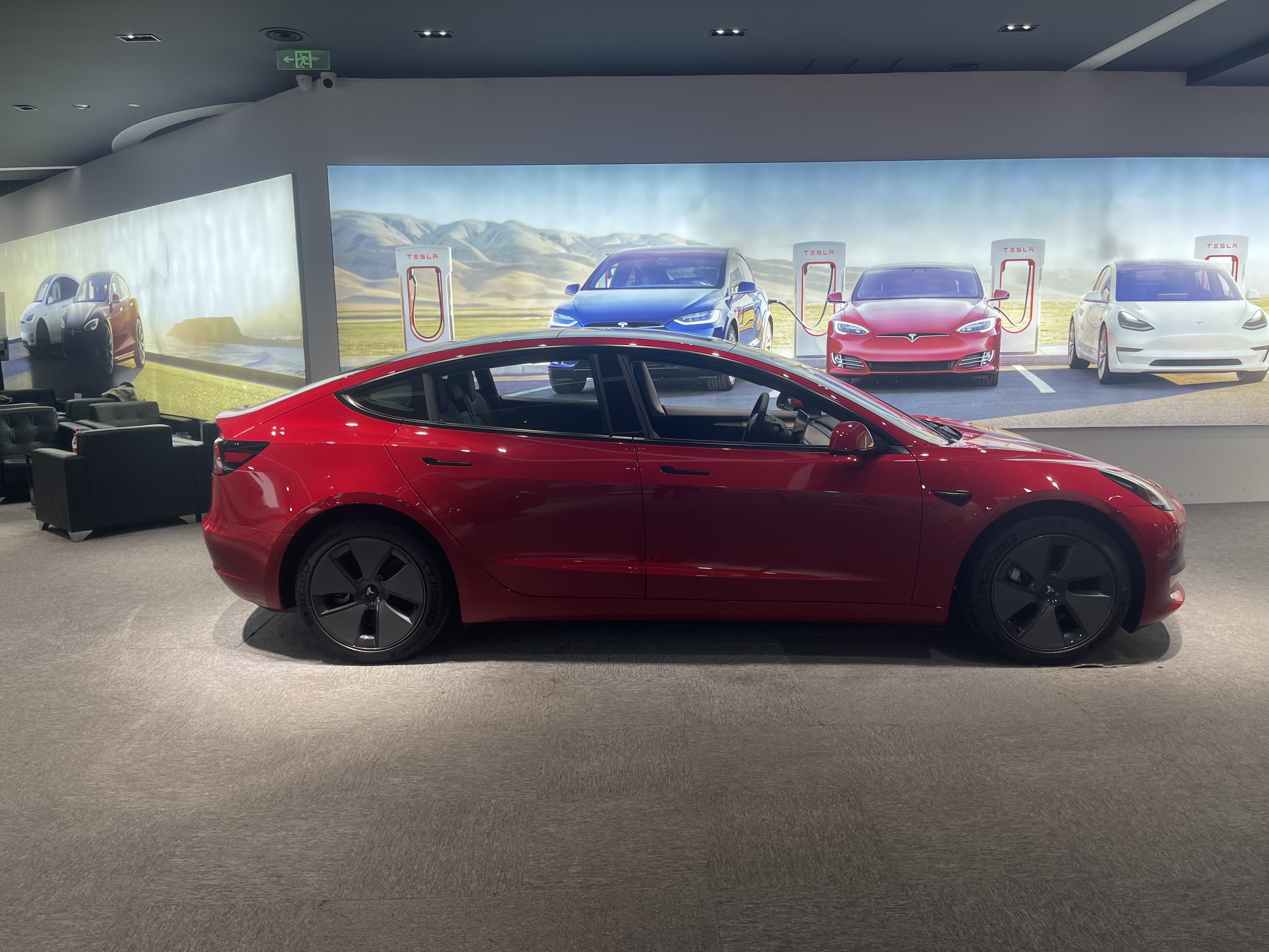 售价24.99万起，性价比进一步提升，新款MODEL 3实拍