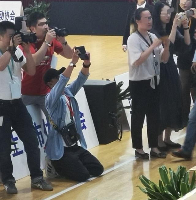 37岁文章近况曝光，脖子和手腕上大金链子太抢镜，片场抽烟好惬意