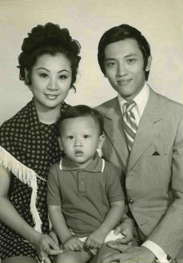 妻子晒全家福为陶喆庆生，夫妻相互表白，走过婚变危机后更恩爱