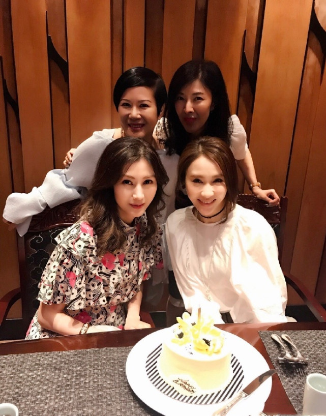 歲月不敗美人！ 黎姿李嘉欣共享下午茶，閨蜜倆凍齡狀態羨煞旁人