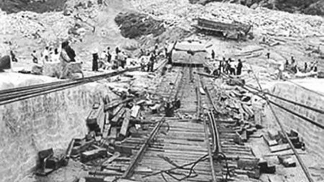 百吨人民英雄纪念碑过往：60多年前仅凭人力，艰