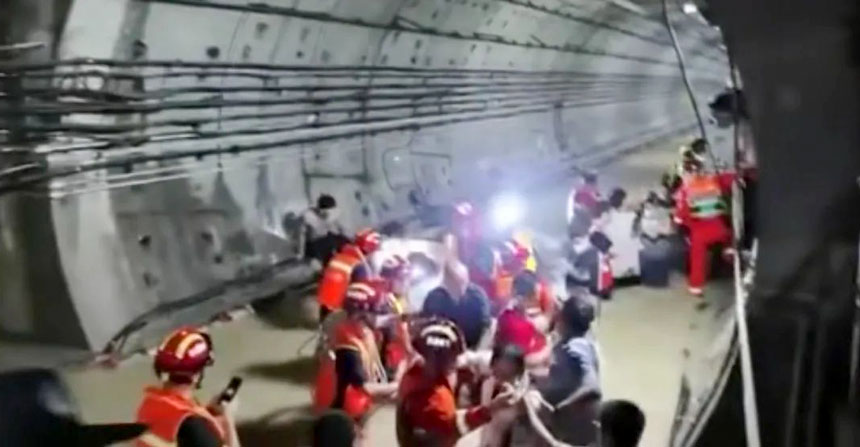 任何赞叹都显苍白！这就是7月20日被困在地铁里的河南人