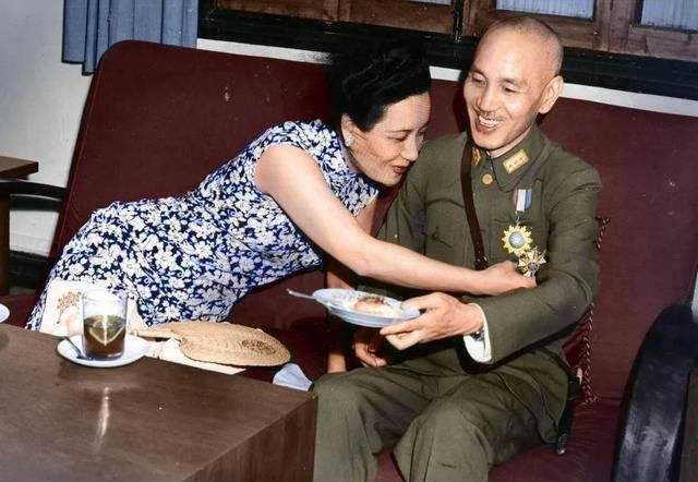 宋美龄这个习惯坚持了一生，晚年视力变差后，让身边侍从很是难堪