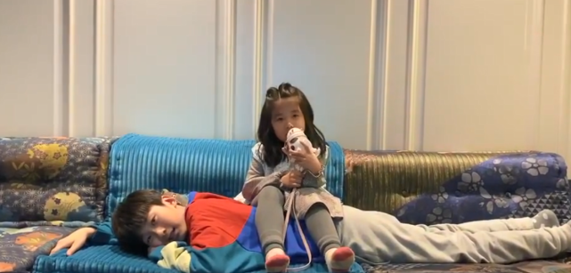 13歲天天曬照支持張亮話劇，身高超170，背影和爸爸分不清