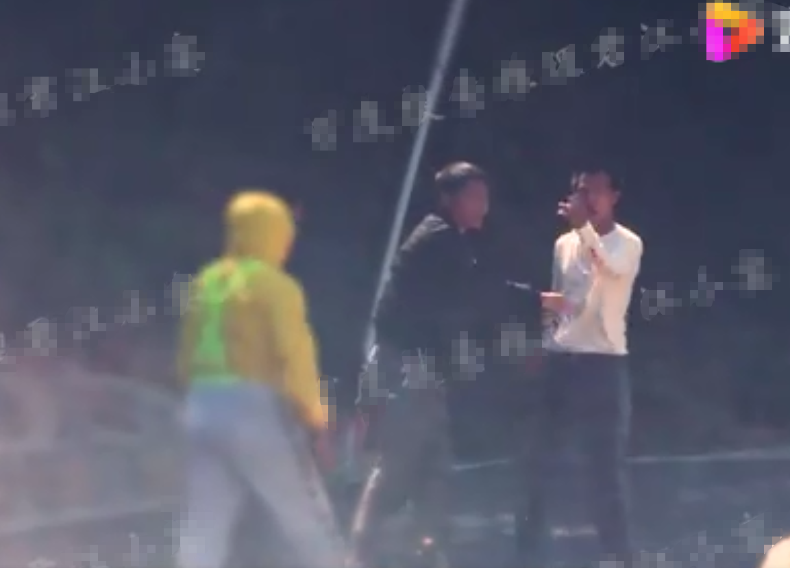 冯绍峰近照暴瘦似纸片人，手细如柴无血色，面容凹陷憔悴引人担忧