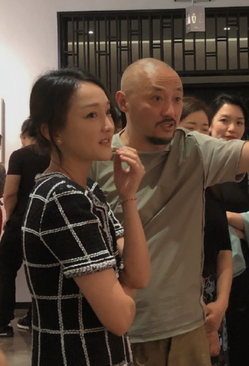 周迅被爆离婚后首现身，颈纹眼袋发际线后移，