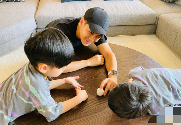 林志颖晒10年前照片，被网友指和现在没差别，而11岁大儿子变化大