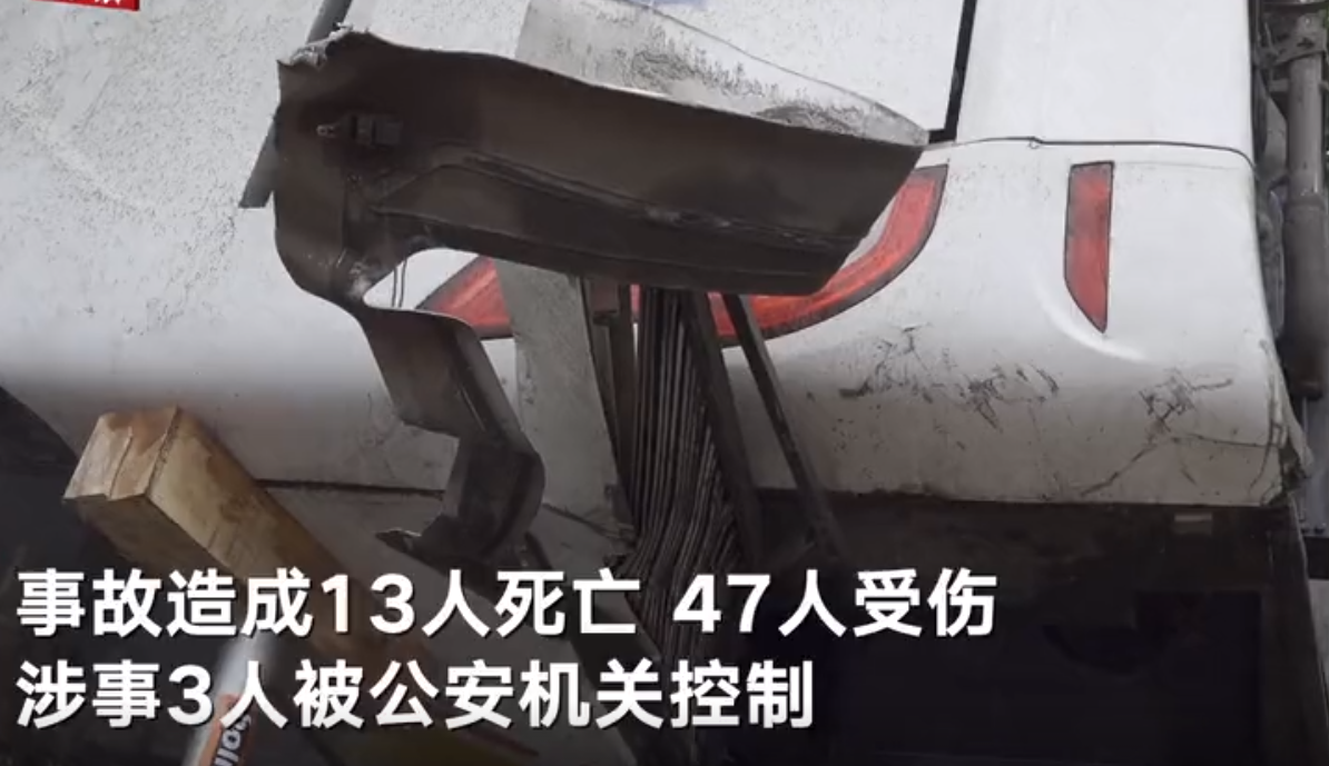 伤者讲述甘肃平凉大巴车侧翻致13死亡：感觉眼前一黑，事发时坐在大巴车车尾，部分乘客没系安全带