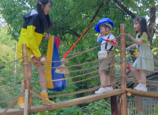 都说郑爽性格太矫情，带小朋友春游时，看清手