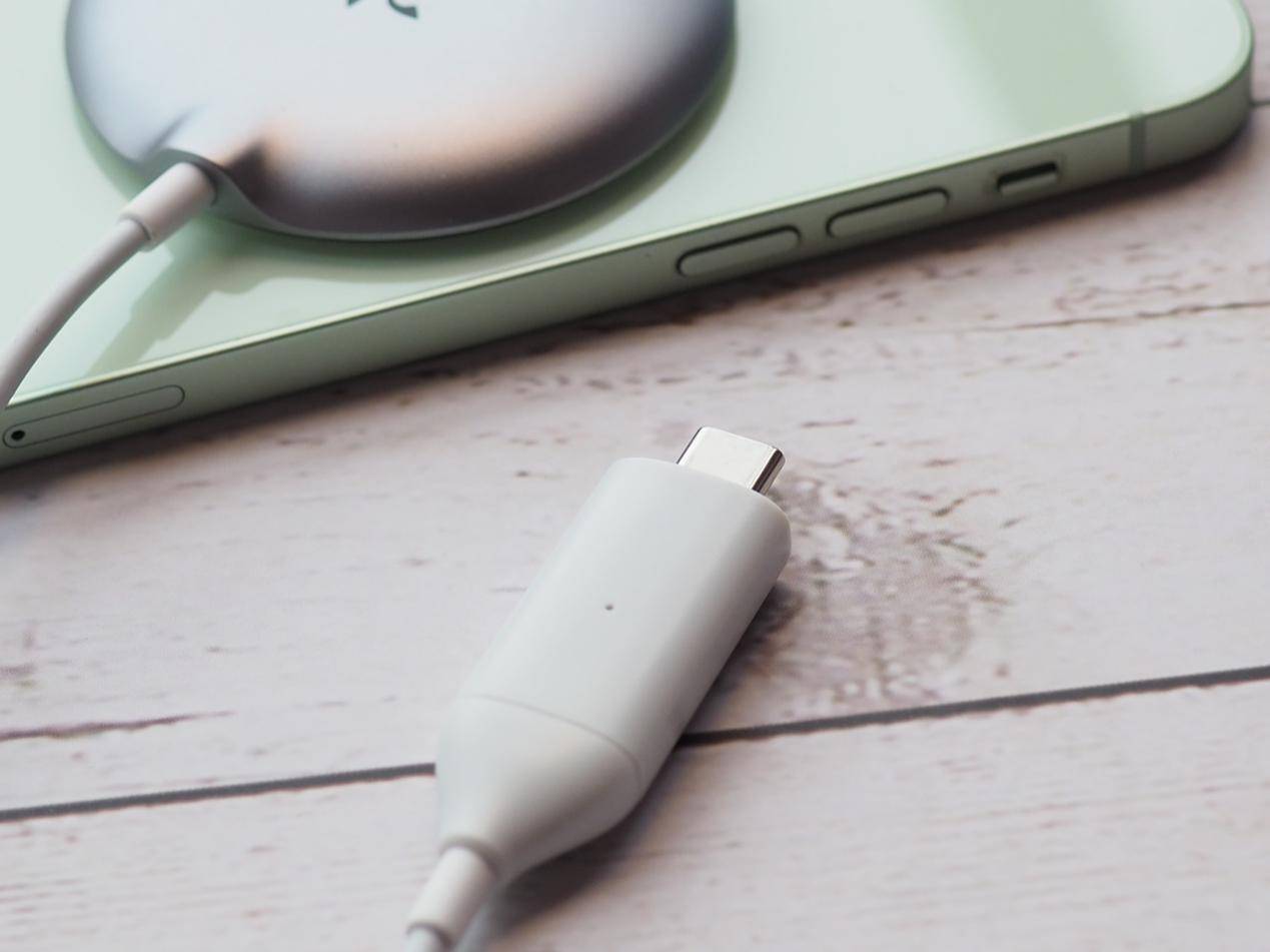 iPhone 12配件努比亚磁吸快充上手体验：好用不发热，带壳不脱落